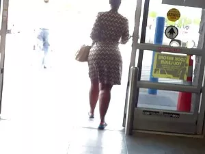 Eine ältere Frau bed ...