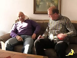 Retro stockinged Les ...