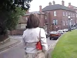 Frau kommt herein un ...